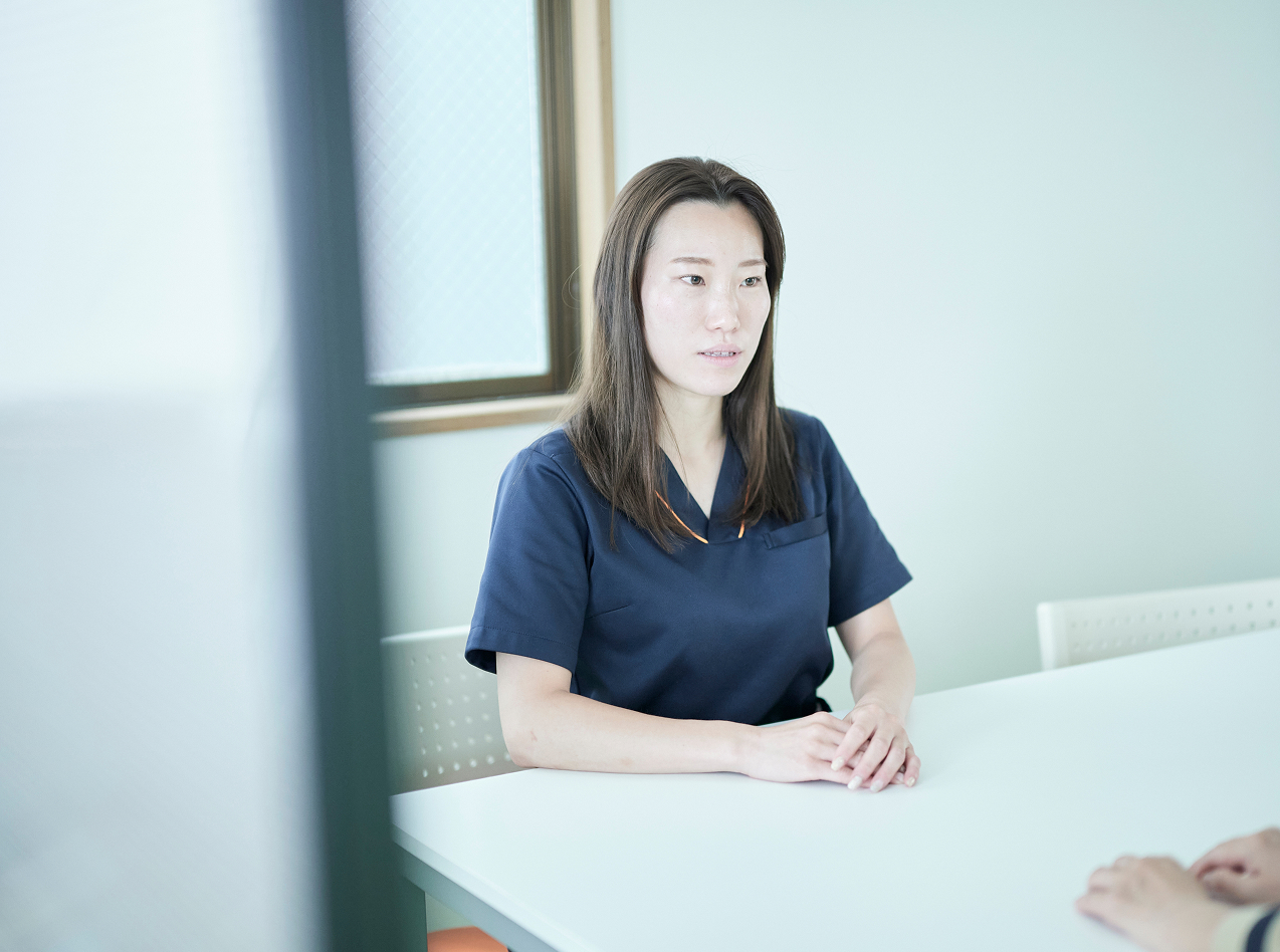 女性が向き合っている様子