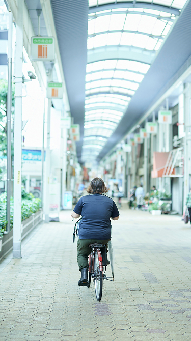 自転車を漕いでいる様子